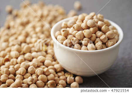 在一艘白色船的雞豆鷹嘴豆灰色背景 在一艘白色船的雞豆鷹嘴豆灰色背景 47921554