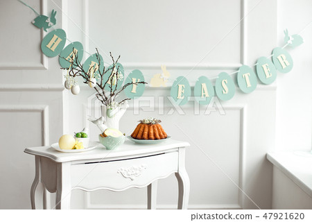 Table decoration with champagne for a festive easter dinner Table decoration with champagne for a festive easter dinner 47921620