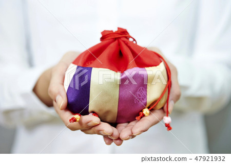 A woman with a drawstring bag of Korean poujagi pouch A woman with a drawstring bag of Korean poujagi pouch 47921932