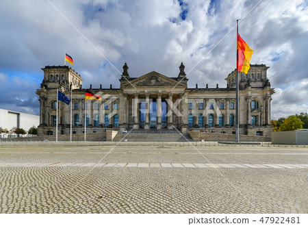 Famous Reichstag building in Berlin day foto. 47922481