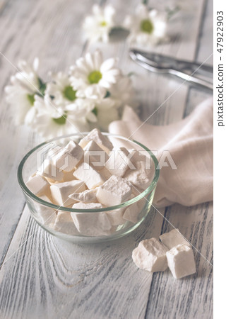 Bowl of white lump sugar Bowl of white lump sugar 47922903