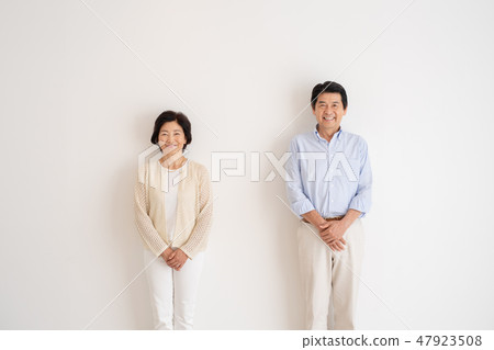 Senior couple portrait 47923508