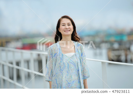 Middle female portrait image Middle female portrait image 47923811