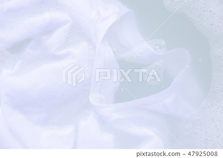 Soak cloth before washing, white t-shirt 47925008
