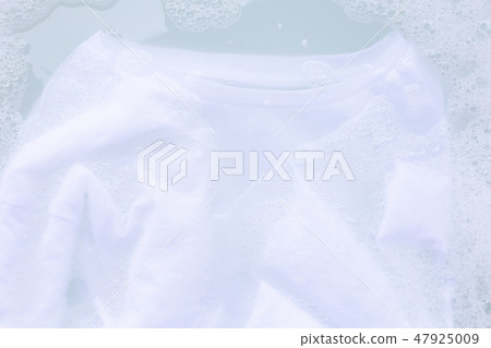 Soak cloth before washing, white t-shirt 47925009