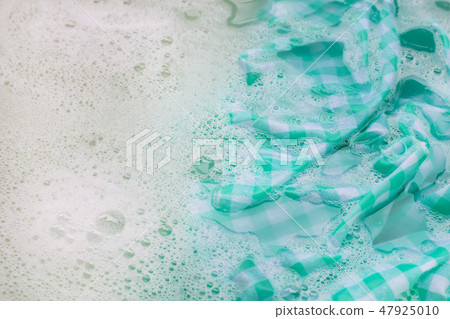 Soak green white tablecloth before washing. 47925010