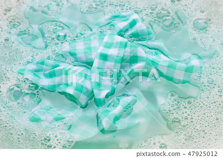 Soak green white tablecloth before washing. 47925012