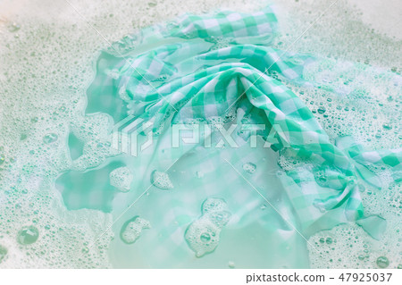 Soak green white tablecloth before washing Soak green white tablecloth before washing 47925037