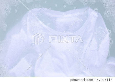 Soak cloth before washing, white t-shirt 47925112