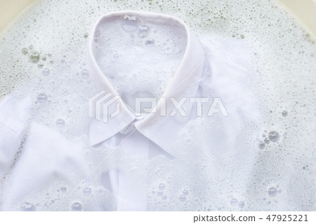 Soak  cloth before washing, white shirt 47925221