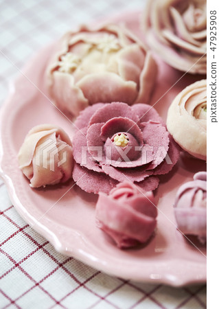 Pink rose and camellia flower decoration sweets 47925908