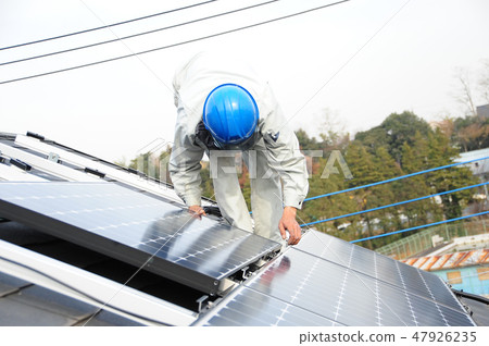 太陽能電池板安裝工作工匠 47926235