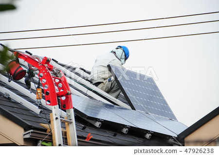 太陽能電池板安裝工作工匠 47926238