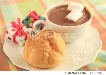 Cute snack time with hot cocoa with custard cream puff and marshmallows Cute snack time with hot cocoa with custard cream puff and marshmallows 47927263