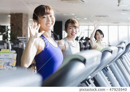 體育健身房，健身房，步行機，跑步機，女性 47928940