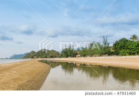 The sea is separated by sand dunes and mountains 47931460
