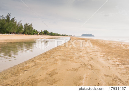 The sea is separated by sand dunes and mountains The sea is separated by sand dunes and mountains 47931467
