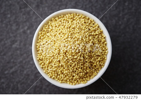 進入白色容器的光環5粒灰色背景 47932279