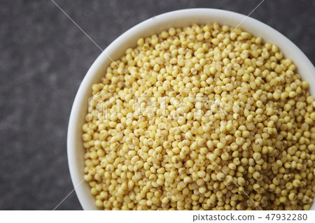 Aura 5 grain gray background that entered the white vessel Aura 5 grain gray background that entered the white vessel 47932280