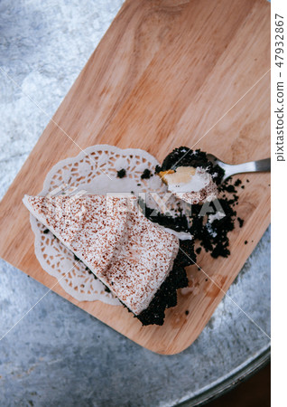 Banoffee cake with chocolate cookies. Top view 47932867