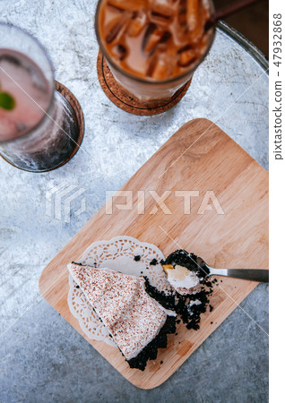 Banoffee cake with chocolate cookies. Top view 47932868