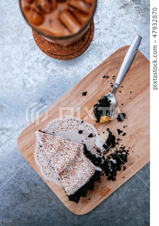 Banoffee cake with chocolate cookies. Top view 47932870