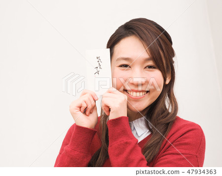 拿著禮物袋子的婦女 47934363