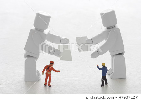 在未來的社會的事業現場交換名片的AI機器人 47937127