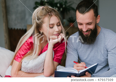 newlyweds honeymoon plan couple make notes 47937509