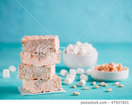 Homemade bars of Marshmallow and crispy rice Homemade bars of Marshmallow and crispy rice 47937801