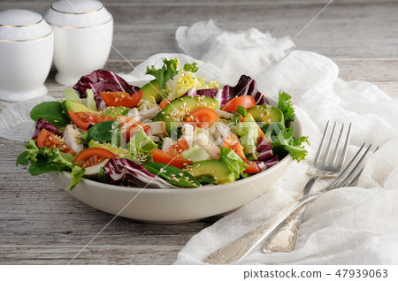 Vegetable salad with chicken 47939063