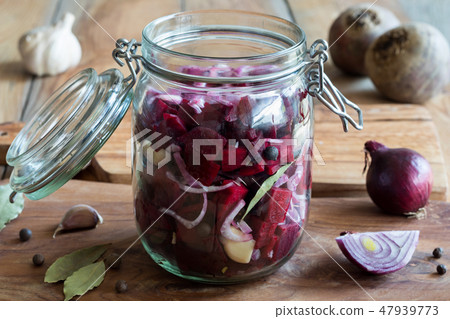 Preparation of fermented beets (beet kvass) Preparation of fermented beets (beet kvass) 47939773
