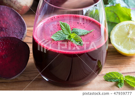 Red beet juice in a glass with lemon 47939777