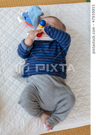 Smiling baby 47939955