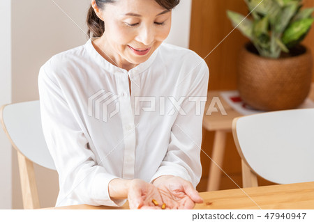 Women who drink supplements Women who drink supplements 47940947