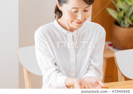 Women who drink supplements 47940948