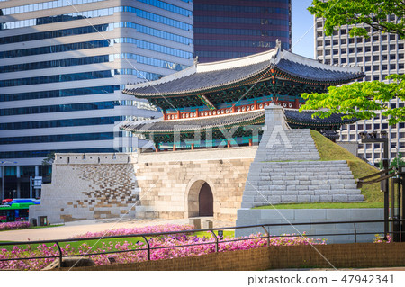 Sungnyemun gate at Night (Namdaemun) in Seoul Sungnyemun gate at Night (Namdaemun) in Seoul 47942341