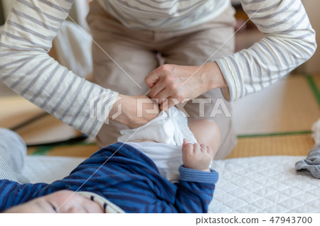 Baby changing diapers Baby changing diapers 47943700