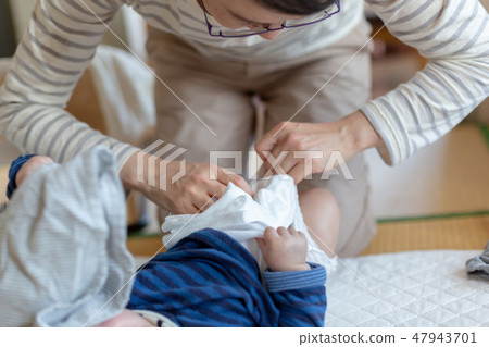 Baby changing diapers Baby changing diapers 47943701