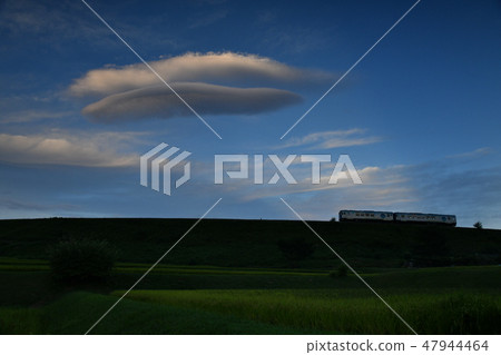 北斗市Kobuchizawa,高架鐵路懸掛雲和秋天堤防1375 北斗市Kobuchizawa,高架鐵路懸掛雲和秋天堤防1375 47944464