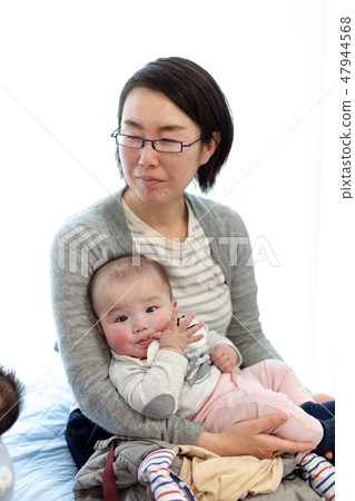 抱抱的嬰兒 47944568