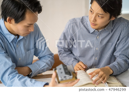 A young male businessman who studies the first-class architect's exam while drawing the Building Standards Law 47946299