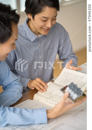 設計辦公室新僱用的一名員工擁有一流的建築師資深人員，負責教授建築標準法的執行條例 47946308