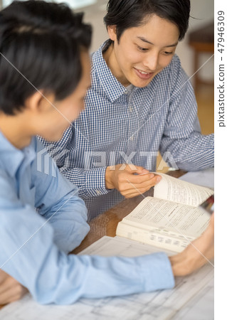 A young male businessman who encourages first-class architects to study for reinforcement of young talents in accordance with the revised Construction Professional Act promulgated 47946309