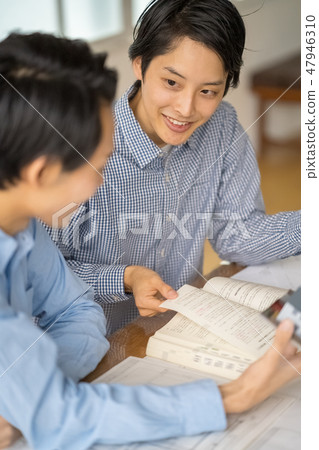 A young male office worker who has a trustworthy senior to teach first-class architect's examination and studies pleasantly and pleasantly 47946310