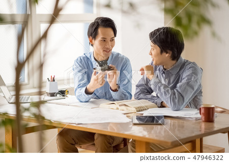 一位年輕的男性員工，從值得信賴的老年人那裡學習一流建築師的學習，並愉快地學習 47946322