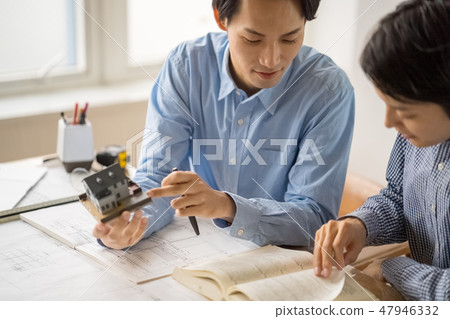 Smile Smile Young male employee who studies pleasantly and pleasantly studying from a gentle senior to study the examination of first class architect 47946332