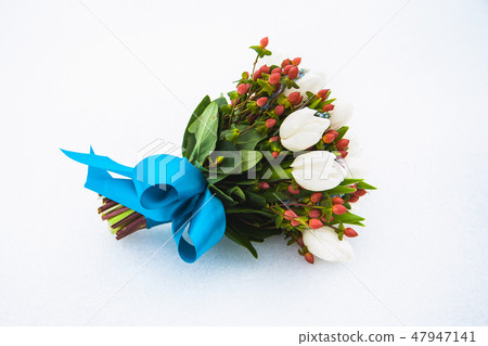 Beautiful bridal wedding bouquet of gentle flowers 47947141