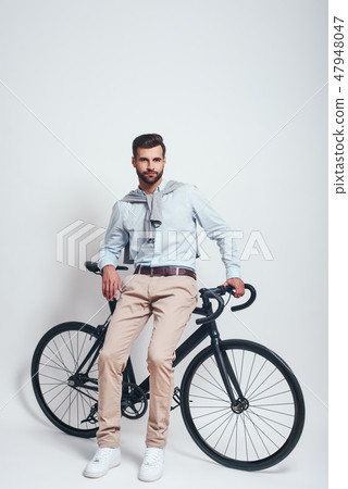 Avoiding traffic. Full length of good looking man with beard leaning on his bicycle. Urban style 47948047