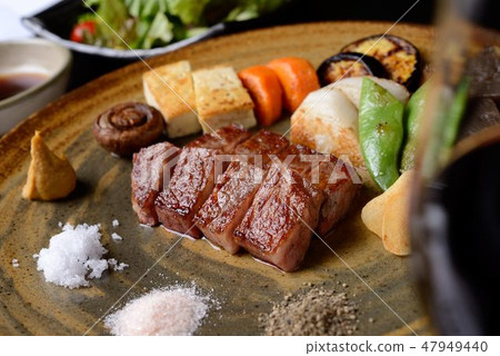 牛排和肉類菜餚 牛排和肉類菜餚 47949440